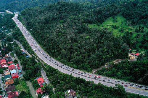 ALIRAN TRAFIK MENGHALA PUSAT BANDAR