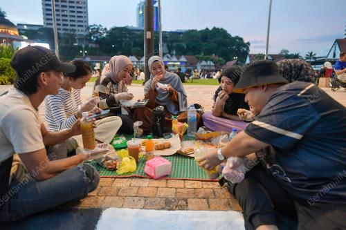 BERBUKA PUASA DI DATARAN MERDEKA