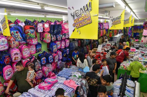 PEMELIAN BAJU SEKOLAH SAAT AKHIR