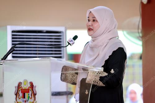 FADHLINA SIDEK