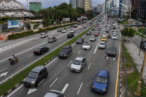 JALAN JALAN UTAMA SEKITAR KL SESAK SUSULAN PELAKSANAAN SEMULA PKP ESOK
