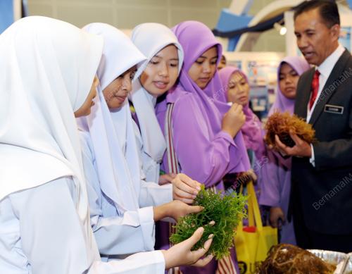 PELAJAR SEKOLAH MELAWAT