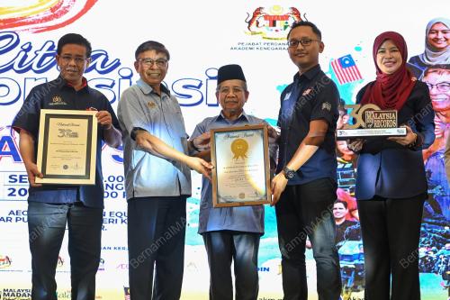 DATUK SERI DR AWANG SARIYAN