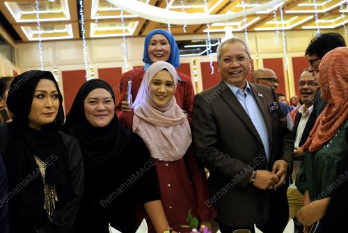 KL45_15112017_SANTAI_UMNO_BN201711151231