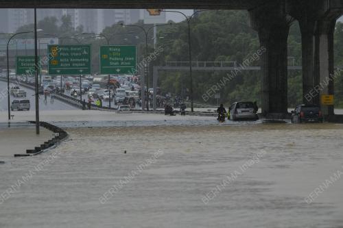 TINJAUAN BANJIR DI LEBUHRAYA PERSEKUTUAN
