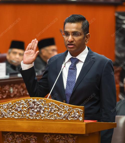 ANGKAT SUMPAH AHLI DEWAN NEGARA