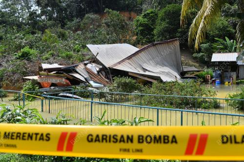 TANAH RUNTUH KAMPUNG SUNGAI PENCHALA