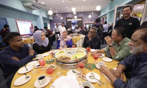 FADHLINA SIDEK