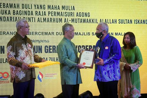 AL-SULTAN ABDULLAH RI'AYATUDDIN AL-MUSTAFA BILLAH SHAH