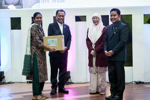 DATUK SERI DR WAN AZIZAH WAN ISMAIL
