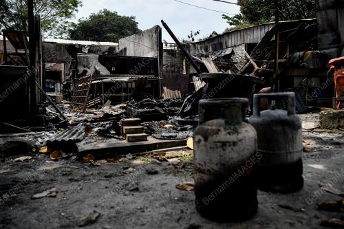 TINJAUAN MEDAN SELERA AU5 TERBAKAR