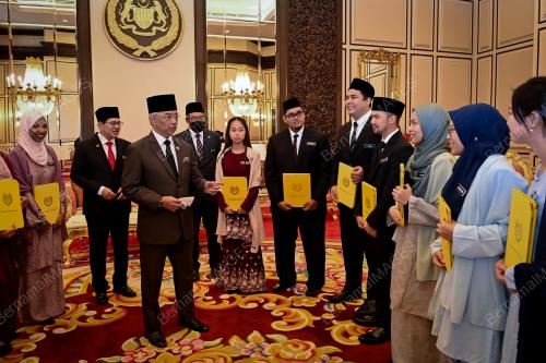 AL-SULTAN ABDULLAH RI'AYATUDDIN AL-MUSTAFA BILLAH SHAH