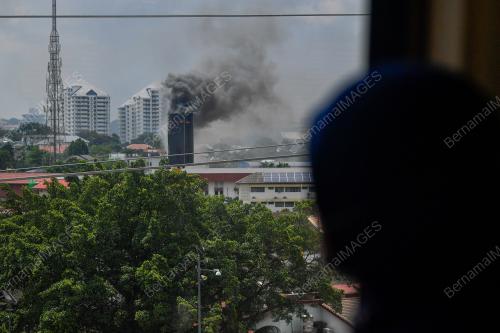 PAPAN IKLAN GERGASI TERBAKAR