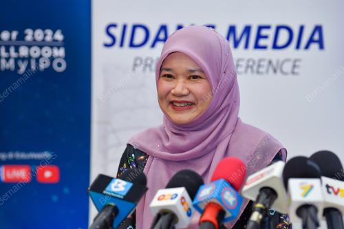 FADHLINA SIDEK