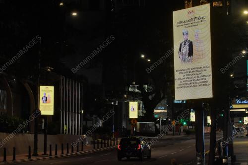 TINJAUAN HARI KUPUTERAAN RASMI YANG DI-PERTUAN AGONG