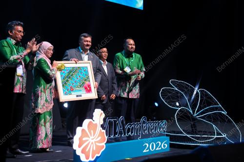 DATUK SERI AMIR HAMZAH AZIZAN