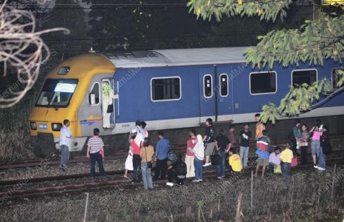 KOMUTER TERKANDAS