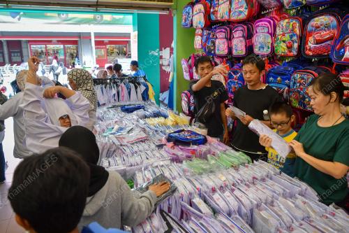 PEMELIAN BAJU SEKOLAH SAAT AKHIR