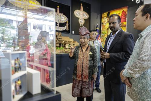 SENATOR DATUK SERI DR AWANG SERIYAN