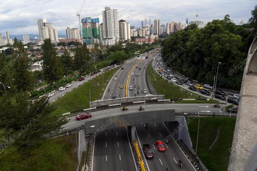 JALAN JALAN UTAMA SEKITAR KL SESAK SUSULAN PELAKSANAAN SEMULA PKP ESOK