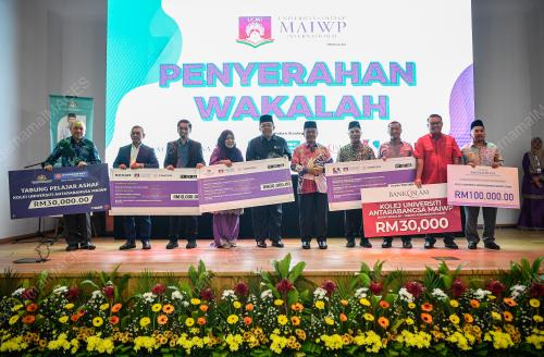 DATUK DR MOHD NA'IM MOKHTAR
