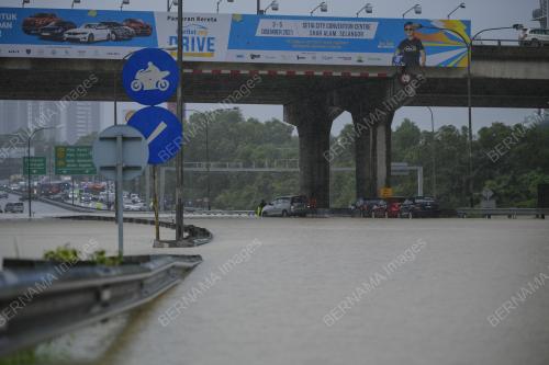 TINJAUAN BANJIR DI LEBUHRAYA PERSEKUTUAN