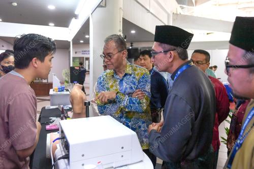DATUK SERI DR DZULKEFLY AHMAD