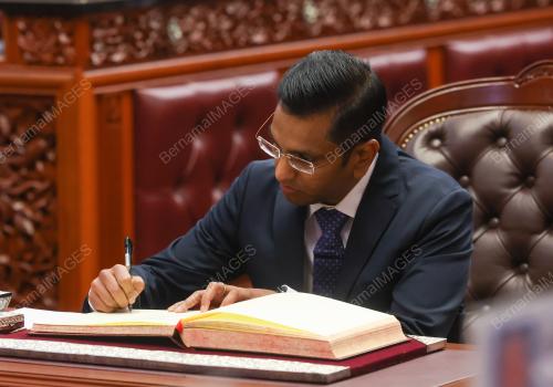 ANGKAT SUMPAH AHLI DEWAN NEGARA