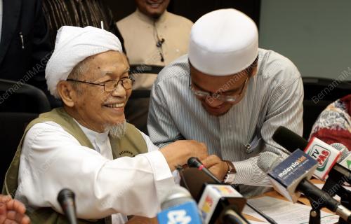 NIK ABDUL AZIZ NIK MAT