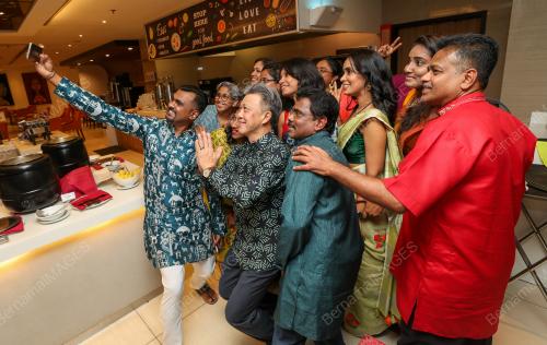 MAJLIS MAKAN MALAM DEEPAVALI WARGA BERNAMA