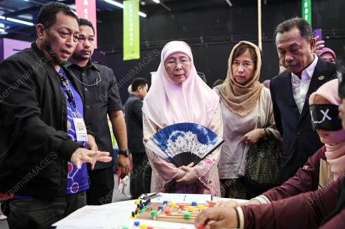 DATUK SERI DR WAN AZIZAH WAN ISMAIL