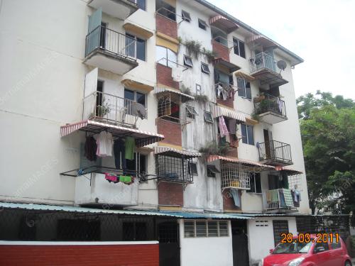 FLAT PKNS MENAMBAT HATI PENDUDUK