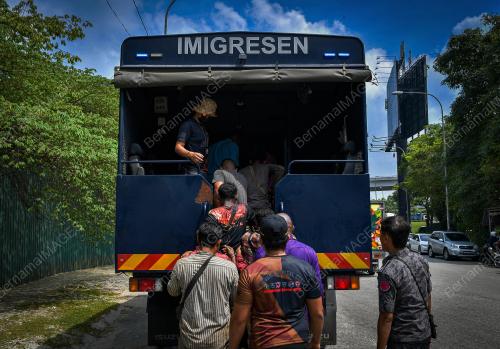 IMIGRESEN SERBU TIGA KILANG GAJI WARGA ASING