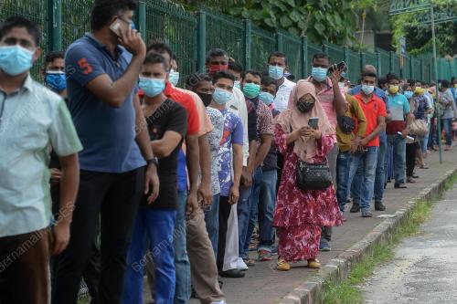 WARGA ASING MENDAPATKAN VAKSIN