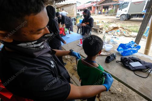 MC PLUS TUTION MENYUMBANG KELENGKAPAN SEKOLAH