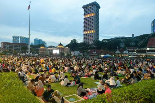 BERBUKA PUASA DI DATARAN MERDEKA