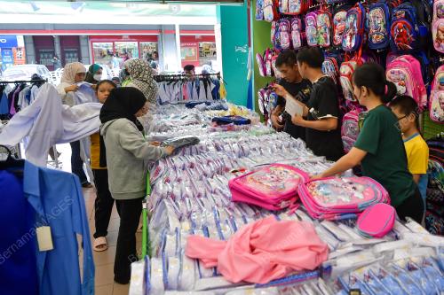 PEMELIAN BAJU SEKOLAH SAAT AKHIR