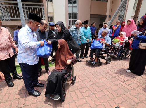 SENATOR DATUK DR MOHD NA'IM MOKHTAR