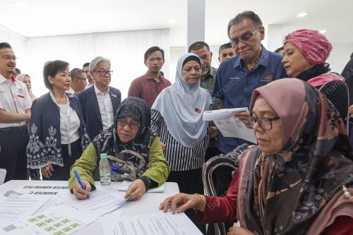 DATUK SERI DR DZULKEFLY AHMAD