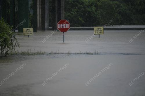 TINJAUAN BANJIR DI LEBUHRAYA PERSEKUTUAN