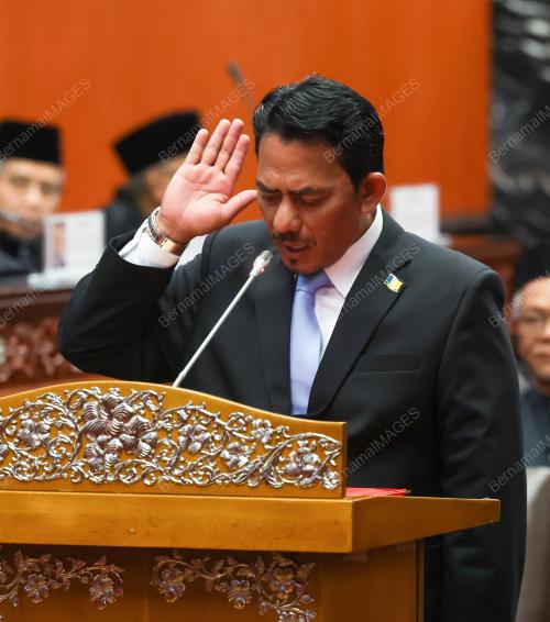 ANGKAT SUMPAH AHLI DEWAN NEGARA