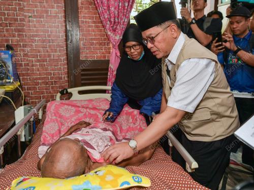 DATUK DR MOHD NAIM MOKHTAR