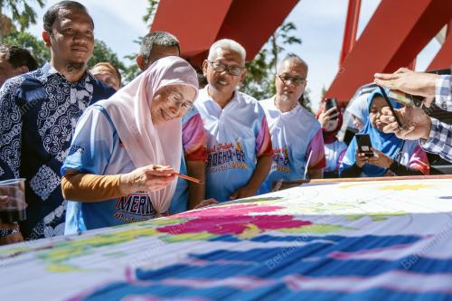 DATUK SERI DR WAN AZIZAH WAN ISMAIL