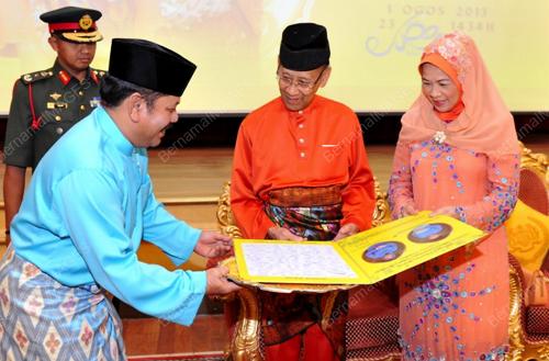 KL48_01082013_AGONG