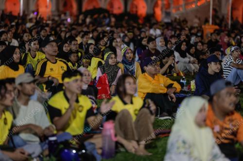 TAYANGAN SKRIN GERGASI BOLASEPAK PIALA AFF MITSUBISHI