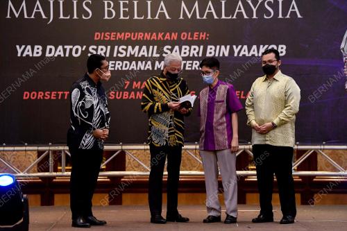 DATUK SERI ISMAIL SABRI YAAKOB