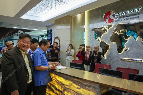 DATUK SERI AHMAD MASLAN