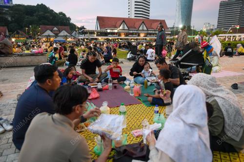 BERBUKA PUASA DI DATARAN MERDEKA