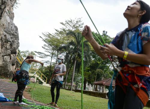 ROCK CLIMBING GUA DAMAI