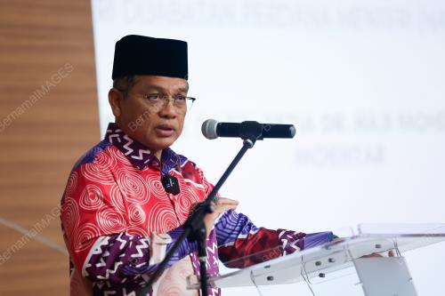 SENATOR DATUK DR MOHD NA'IM MOKHTAR